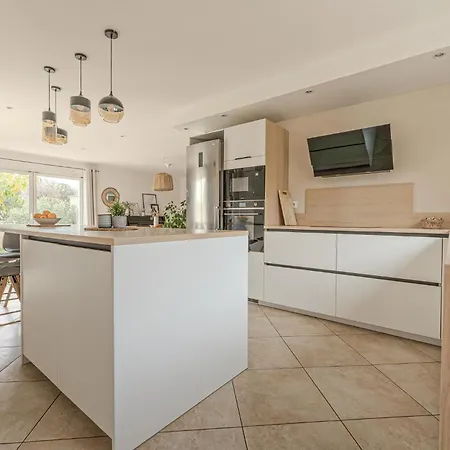 Gorgeous In With Private Swimming Pool, Be Inside Or Outside *
