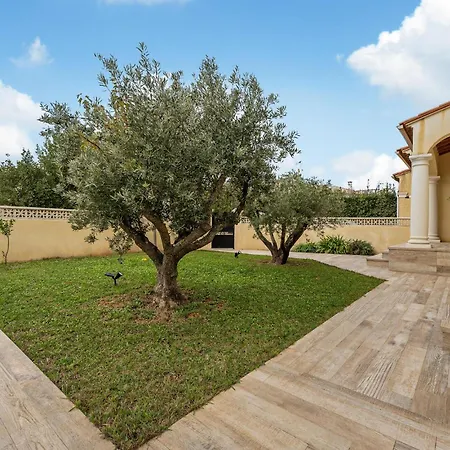 Gorgeous In With Private Swimming Pool, Be Inside Or Outside Holiday home *